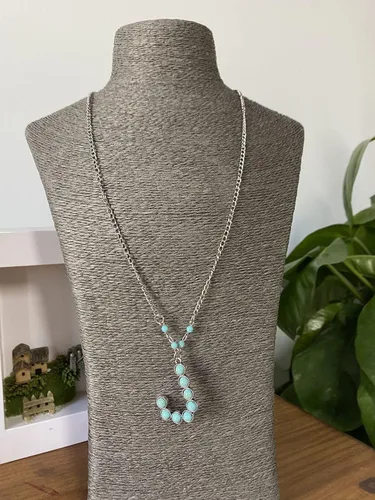 Vista 5 de Fuqimanman2020 Collar con colgante de letra inicial de vaquera occidental bohemia de la A a la Z, piedra natural hippie para mujeres y niñas
