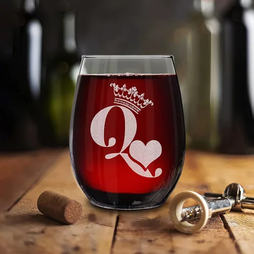 Vista 5 de shop4ever® King & Queen of Hearts - Juego de regalo para parejas, vaso de whisky grabado y copa de vino sin tallo, set de regalo para él y ella