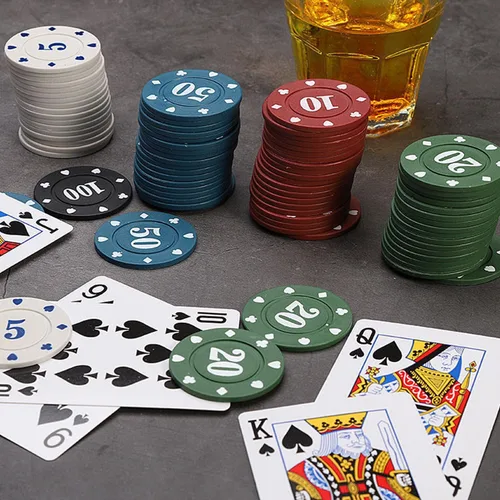 Vista 3 de VOVCIG Juego de fichas de póquer de 100 piezas, 5 colores para el hogar, juegos de póquer, noches, fiestas, clubes o juegos de póquer nocturnos