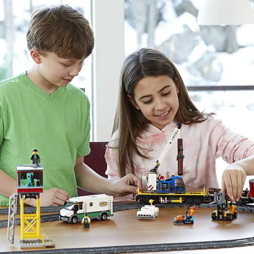 Vista 3 de LEGO City Cargo Train 60198 - Juego de construcción de tren a control remoto con pistas para niños, regalo ideal para niños y niñas (1226 piezas)