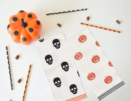 Vista 4 de Juego de toallas de cocina de Halloween, toallas de mano con lazo para colgar, diseño de calaveras con tema de calabaza, decoración del hogar