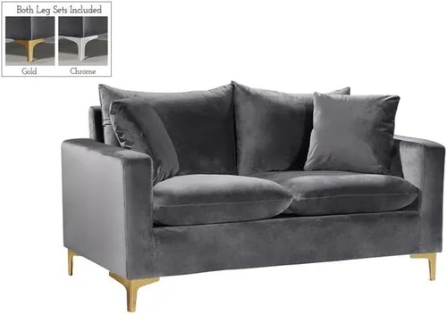 Vista 10 de Meridian Furniture Naomi Collection Modern Sofá de dos plazas tapizado de terciopelo negro contemporáneo con base de acero inoxidable en un