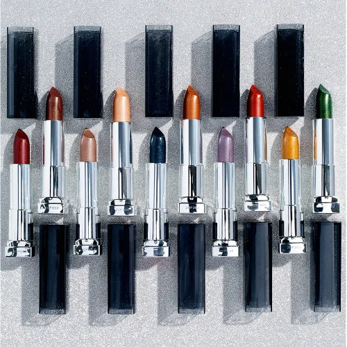 Vista 6 de Lápiz labial mate Maybelline New York, color mate metálico sensacional. Bronce fundido