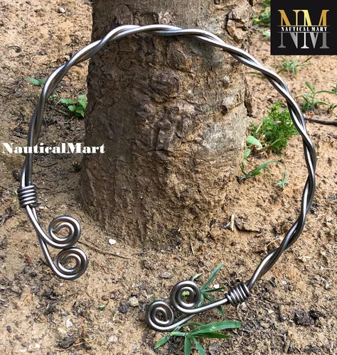 Vista 3 de NauticalMart Collar medieval de hierro tradicional celta torque torque, torque forjado a mano, torc nórdico medieval, cuello auténtico y anillo