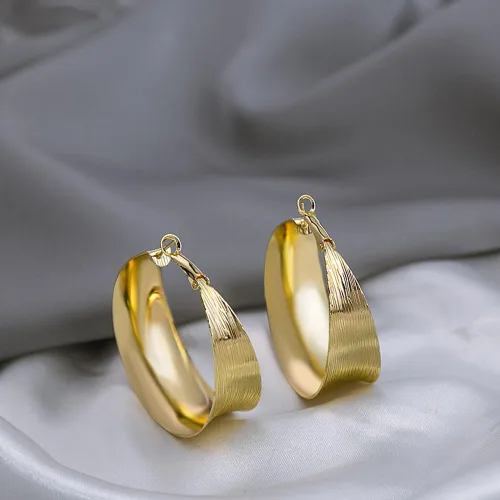 Vista 5 de Aretes de Aro Gruesos de Oro para Mujeres Exagerados Grandes Anchos Post Gruesos Aretes de Aro Minimalistas Pulidos 80MM Aretes de Declaración