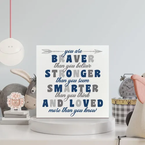 Vista 3 de Letrero de madera para habitación de niños, con texto en inglés «You Are Braver Than You Believe», decoración inspiradora de escritorio