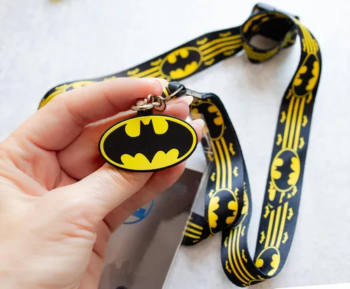 Vista 5 de Silver Buffalo DC Comics Batman Wrap-Around Logo Lanyard con soporte para insignia y dije