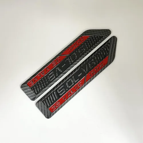 Vista 6 de 5.0L-V8 32 Válvulas DOHC Emblema Personalizado Premium S550 Plataforma Coyote Insignia Soler Performance (Negro - Negro) Compatible