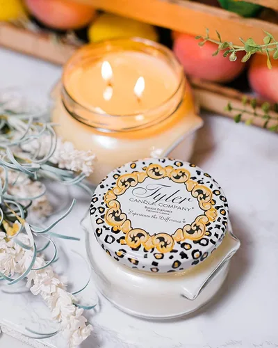 Vista 9 de Tyler Candle Company Vela French Market de 22 oz