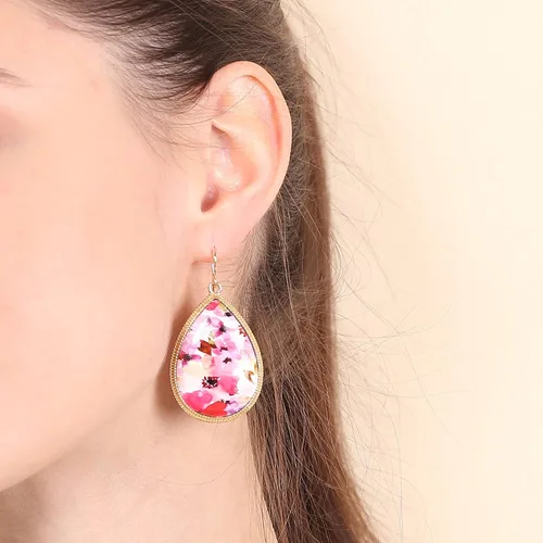 Vista 3 de Bonaluna Aretes de lágrima de madera boho chic con diseño multipatrón y marco de metal chapado en oro para mujer