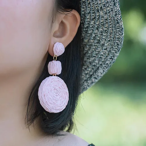Vista 8 de Statement Raffia - Aretes redondos de bola colgantes de rafia, bonitos aretes bohemios hechos a mano para el verano para mujer