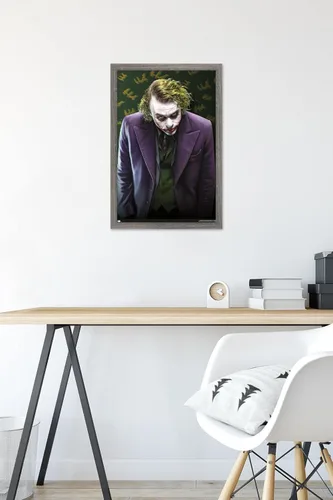 Vista 6 de Trends International DC Comics - Póster de pared The Joker - The Dark Knight, 14.725 x 22.375 pulgadas, versión enmarcada de madera de granero