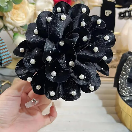 Vista 2 de Broche de flores grandes para mujer, delicada tela de satén, broches de rosas grandes, broches florales de perlas, alfileres de solapa para novia
