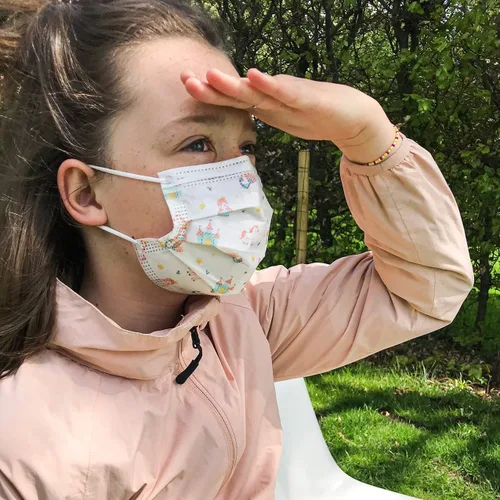 Vista 3 de Dr. Talbot's - Mascarilla desechable para niños para salud personal por Nuby, paquete de 20, 10 niños y 10 niñas, 6-12 años, las impresiones pueden