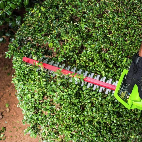 Vista 7 de Greenworks Cortasetos inalámbrico de 24 V 22 pulgadas, batería de 2.0 Ah y cargador incluidos