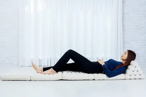 Vista 4 de Leewadee Cómodo colchón japonés de suelo, cama tailandesa con cojín triangular, colchón futón, tapete de masaje tailandés XL extra largo, 89 x 20