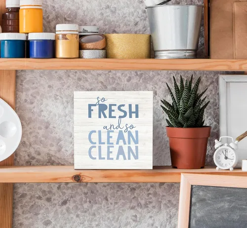 Vista 4 de SRADMO Letrero de madera con texto en inglés «So Fresh So Clean» para niños, decoración de escritorio con texto en inglés «So Fresh So Clean»