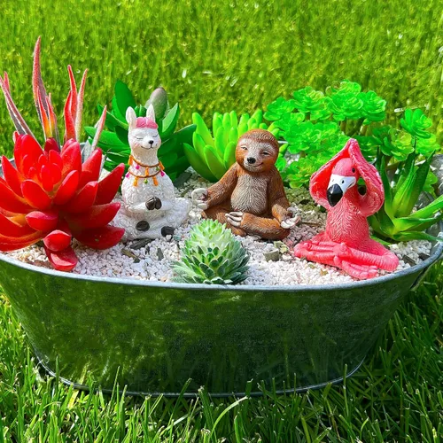 Vista 3 de Mood Lab Figuras de jardín – Juego de flamenco, llama y perezoso (3 piezas) en postura de meditación de yoga – Estatuas decorativas en miniatura