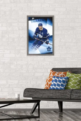 Vista 2 de Trends International NHL Toronto Maple Leafs - Póster de pared de John Tavares 19, 14.725 x 22.375 pulgadas, versión enmarcada de madera de granero
