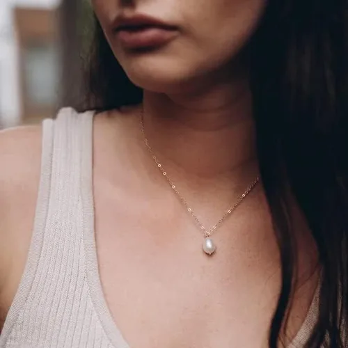 Vista 2 de BRAYEG Collar de perlas de oro de 14 quilates para mujer, delicados collares con colgante de perlas de oro ajustables simples collares de perlas