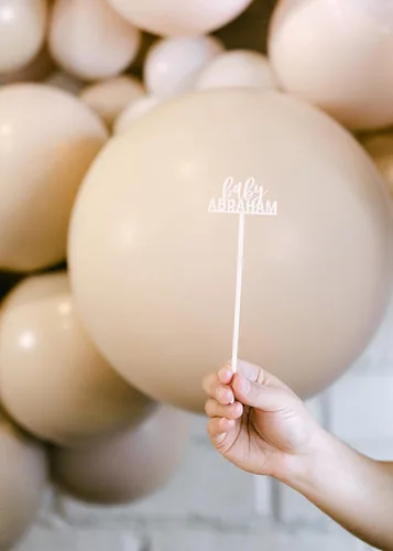 Vista 5 de The Cotton & Canvas Co. Agitador personalizado con nombre de bebé, bonitos palos de cóctel para fiesta, palitos de Swizzle personalizados, recuerdos