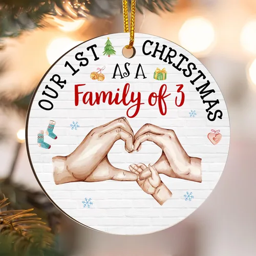Vista 4 de Gossby Adorno de Navidad acrílico para la familia de 3 – Adorno de madera para la primera Navidad del bebé – Nuestra primera Navidad como familia