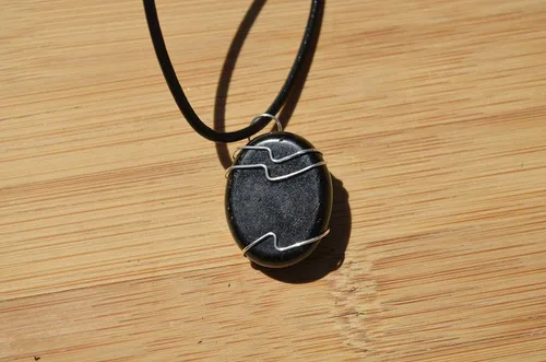 Vista 7 de Apache Tears Palm Stone on Leather Thong Necklace