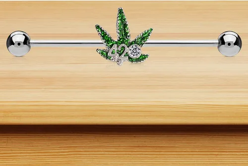 Vista 2 de Pierce2GO 420 Weed - Piercing de oreja industrial de acero inoxidable de grado quirúrgico 316L con circonita cúbica, piercing de oreja con colgante