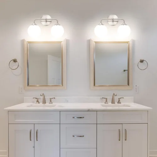 Vista 3 de Luces modernas de tocador de baño de níquel cepillado de 2 luces, accesorios de iluminación de baño sobre espejo con pantalla de globo de vidrio