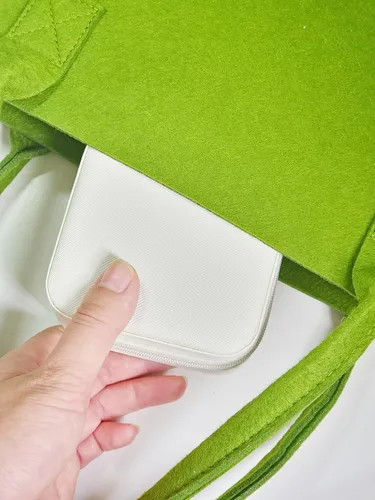 Vista 4 de MENGCHACHA Caja de joyería de viaje, organizador de joyas pequeño, caja de joyería pequeña de cuero de la PU, anillo de joyería, colgante