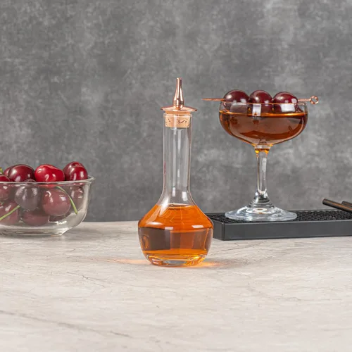Vista 4 de Restaurantware Bar Lux - Botella amarga de 3.5 onzas, 1 vaso amargo de grado profesional, con tapa Dasher chapada en cobre para cócteles o postres