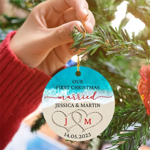 Vista 3 de Adorno de playa casada con el mar y la primera Navidad, regalo personalizado de Navidad para parejas recién nacidas, nombres iniciales