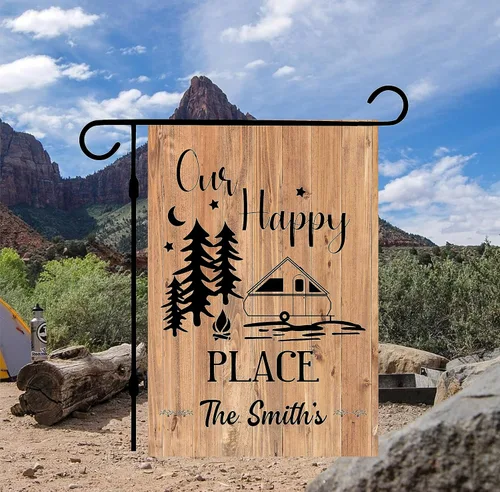 Vista 2 de Bandera personalizada para campamento – Letrero de decoración de campamento al aire libre personalizado – Regalo de Happy Camper para cámper