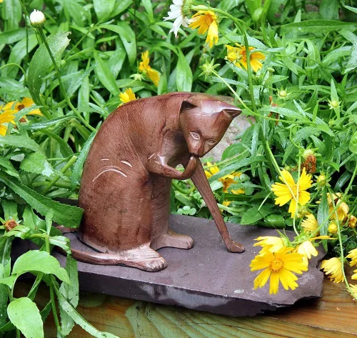 Vista 4 de Achla Designs Coy Cat, Estatua de animales de jardín
