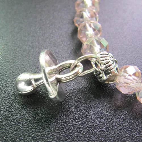 Vista 6 de WE Baby Shower Girl - Pulsera elástica de cristal rosa con dije para chupete (12 piezas)