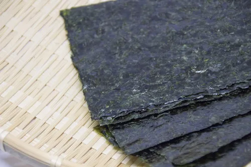 Vista 3 de Norisuke Algas tostadas para un sushi enrollado a mano premium medio cortado, 50 hojas, producto de Ariake, Japón de la más alta calidad en Japón