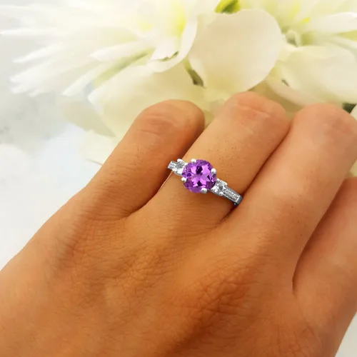 Vista 4 de Dazzlingrock Collection 7mm Round Center Amethyst & White Diamond 3 Stone Engagement Ring for Women in 18K Gold