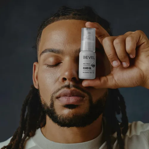 Vista 5 de Bevel Aceite de barba para hombres, hidratante con aceite de jojoba y argán