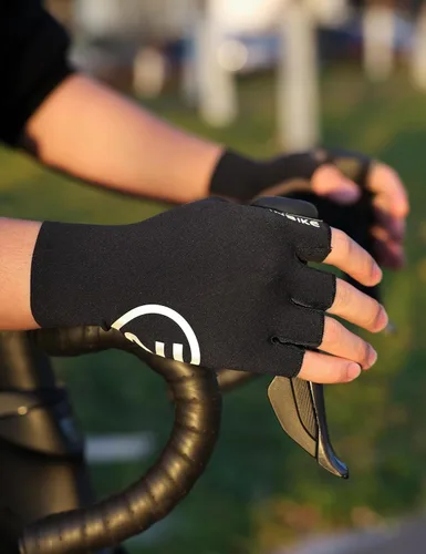 Vista 2 de INBIKE Guantes de ciclismo para hombres y mujeres, guantes de bicicleta transpirables ligeros de medio dedo, guantes de ciclismo de montaña