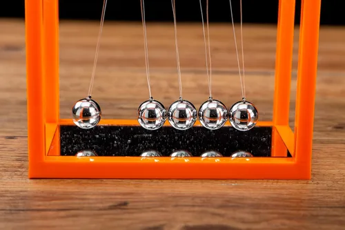 Vista 3 de Newtons - Bolas de equilibrio para cuna, 5 bolas de péndulo, con espejo para decoración de escritorio, movimiento cinético para el hogar