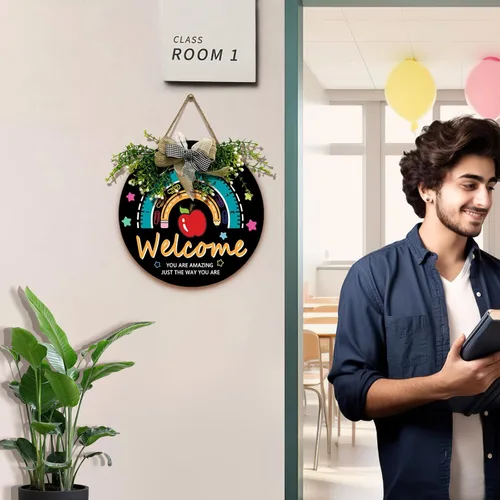 Vista 3 de Señal de puerta de maestro para aula Dacawin Señal de puerta de aula de madera para maestros Guirnalda de arco iris para puerta de aula Placa