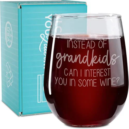 Vista 16 de On The Rox Drinks Regalos de vino para mamá, copa de vino grabada sin tallo de 17 onzas con texto en inglés "Parenting Takes A Vineyard", única y 1