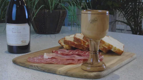 Vista 3 de Copa de vino de comunión premium, madera de olivo de cáliz, 6 pulgadas, hecha a mano de Belén, Israel