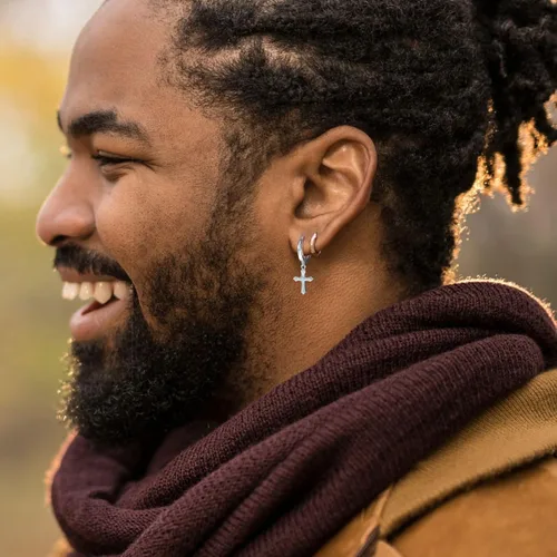 Vista 3 de JINAO Aretes de aro de cruz chapados en oro de 14 quilates, aretes de cruz clásicos para hombres y mujeres, aretes de cruz de circonita cúbica