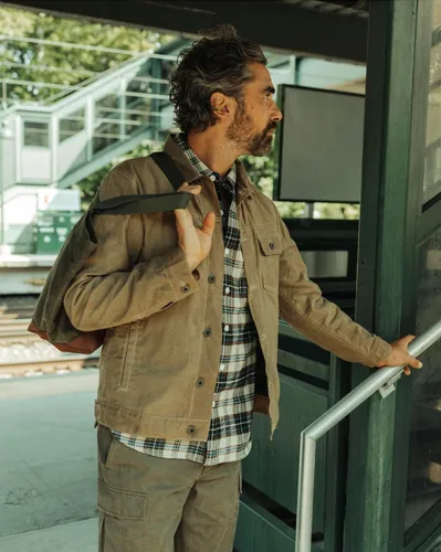 Vista 2 de Huckberry Flint and Tinder Chaqueta de Camionero Encerada con Forro de Franela para Hombre, Chaqueta para Hombre Resistente al Agua y a la Intemperie