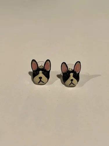 Vista 3 de Betsey Johnson Pendientes perforados de Bulldog Francés en blanco y negro, gran regalo para el día de la madre, idea de regalo para el día de San