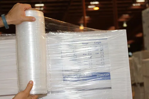 Vista 5 de Gpack Película de plástico preestirada de 15 pulgadas x 1500 pies con borde plegado, película transparente preestirada a mano de 8.6 micrones