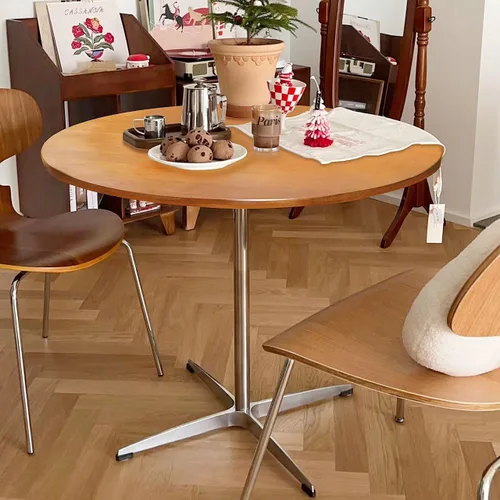 Vista 2 de Mesa de comedor redonda moderna de madera maciza con base de metal cruzada, mesa pequeña de madera marrón para oficina, mesa de centro pequeña