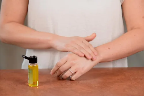 Vista 4 de Aceite de jojoba orgánico 100% puro. Tamaño de viaje 2 onzas más bálsamo de manos de lavanda con más del 50% de aceite de jojoba. 100% natural