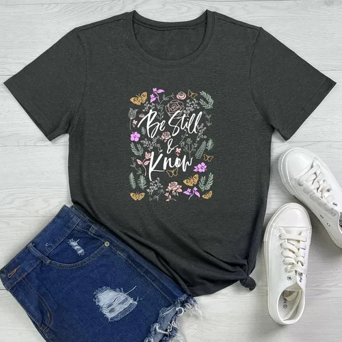 Vista 2 de Camiseta divertida con estampado floral para mujer con texto en inglés Be Still Know